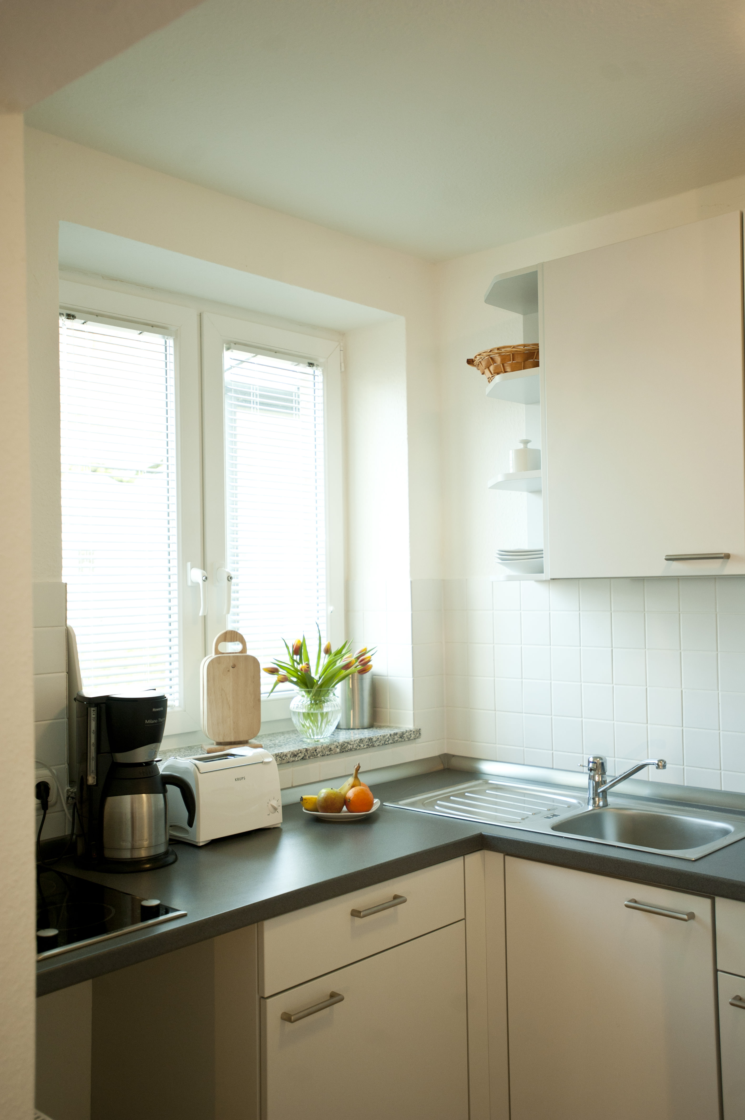 Die Küche ist modern eingerichtet und mit allem ausgestattet, was gebraucht wird: Kaffeemaschine, Toaster und so weiter.