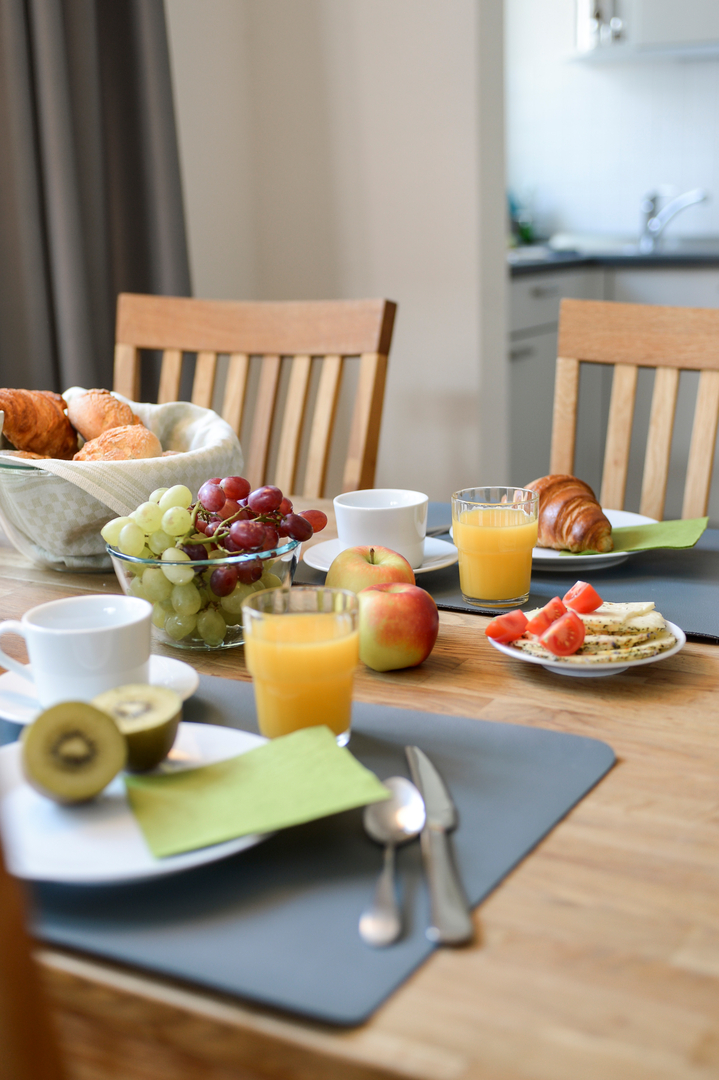 Der Esstisch für ein leckeres Frühstück gedeckt.