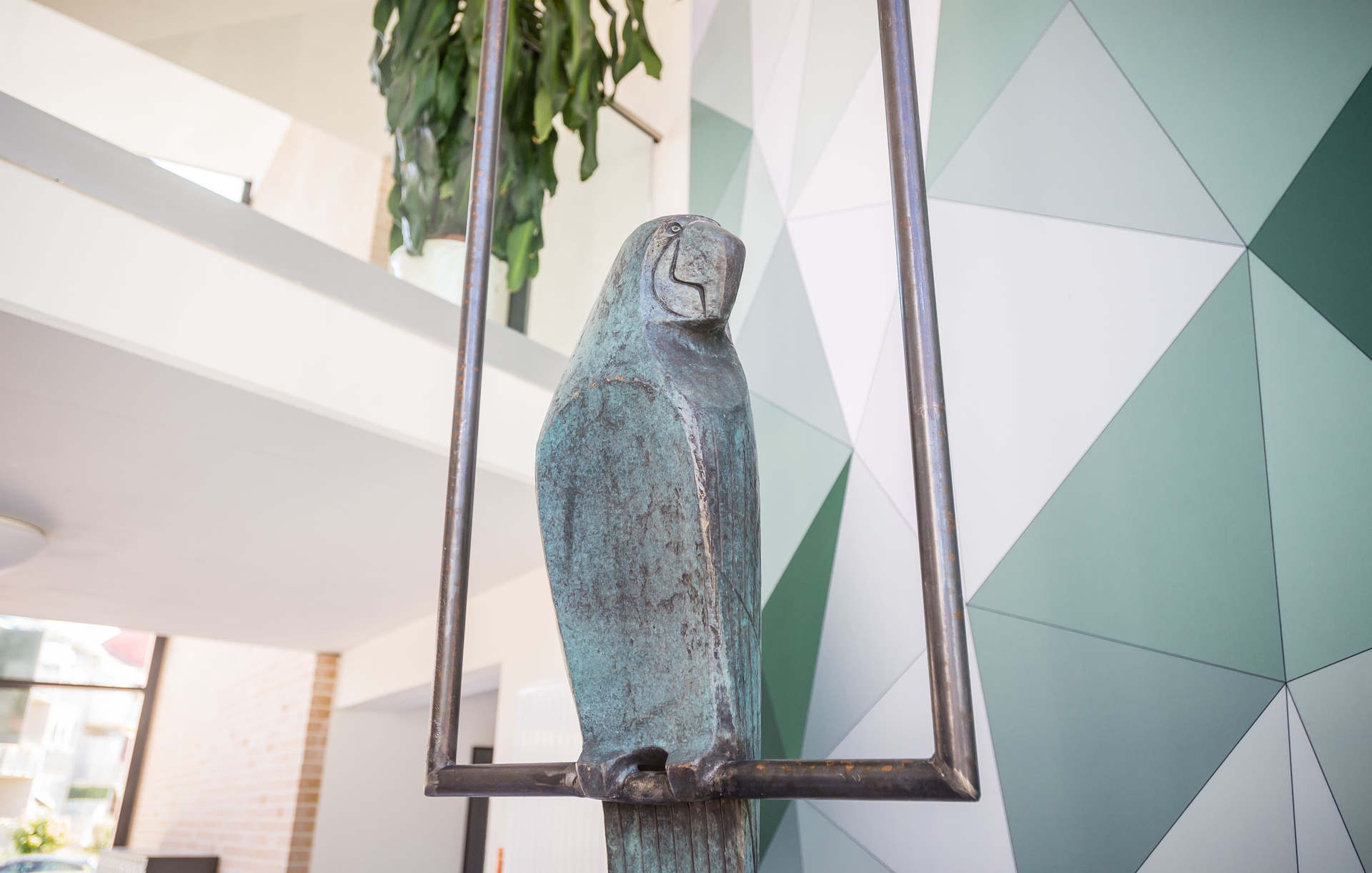 Die Bronzeplastik wurde restauriert und ziert nun das Foyer in der Stettiner Straße 10.