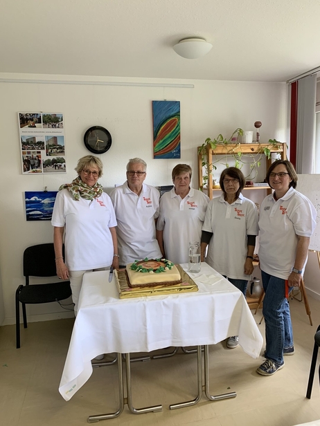Ein Teamfoto der ehrenamtlich engagierten Menschen mit den Ansprechpartnerinnen des Nachbarschaftsbüros und der TRAVE.
