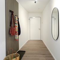 Eingangsbereich der Gästewohnung Heller Eingangsbereich der Gästewohnung mit Garderobe und großem Wandspiegel.
