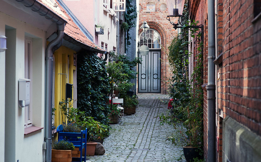 Ansicht eines typischen Gangs in Lübeck. Gänge sind kleine Straßen hinter der der ersten Reihe der Häuser an der Straße.