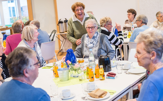 Der Brunch im Quartiershaus Middenmang ist sehr beliebt. Der Brunch im Quartiershaus "Middenmang" ist sehr beliebt. Ältere Menschen fröhlich beim Brunch.