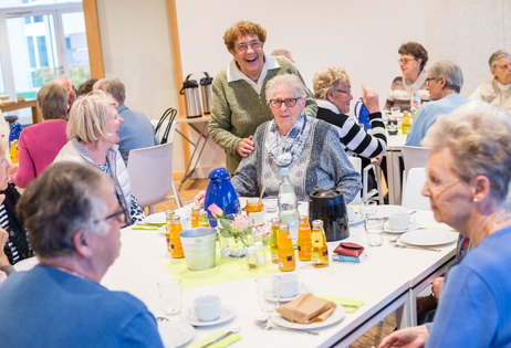 Der Brunch im Quartiershaus "Middenmang" ist sehr beliebt. Ältere Menschen fröhlich beim Brunch.