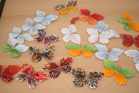 Viele bunte Schmetterlinge, die aus Papier gebastelt wurden.