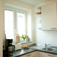 Die Küche ist modern eingerichtet und mit allem ausgestattet, was gebraucht wird: Kaffeemaschine, Toaster und so weiter.