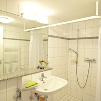 Im Bad gibt es eine ebenerdige Dusche und einen Handtuchheizkörper.