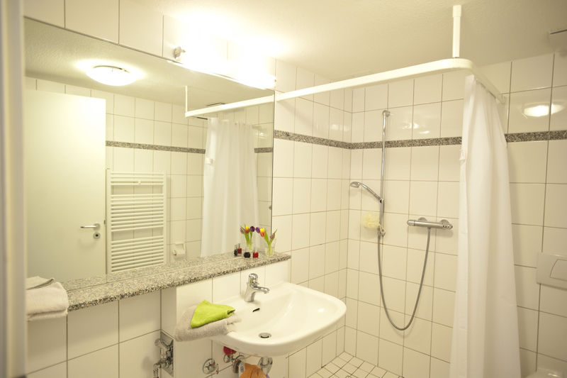 Im Bad gibt es eine ebenerdige Dusche und einen Handtuchheizkörper.