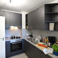 Moderne Einbauküche mit Küchengeräten.