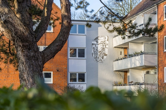 Fassade mit einem von zwei Werken eines / einer unbekannten Kunstschaffenden in der Edelsteinstraße.