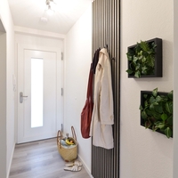 Flur mit Garderobe.