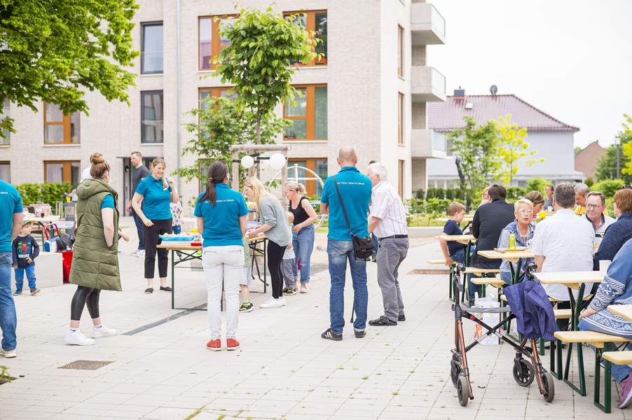 Mitarbeiter:innen der TRAVE bei einem Mieterfest
