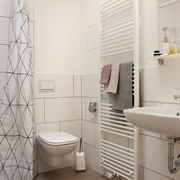 Bad mit ebenerdiger Dusche, Toilette, Handtuchheizkörper, Waschbecken.
