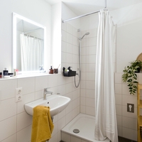 Modernes Bad mit Dusche.