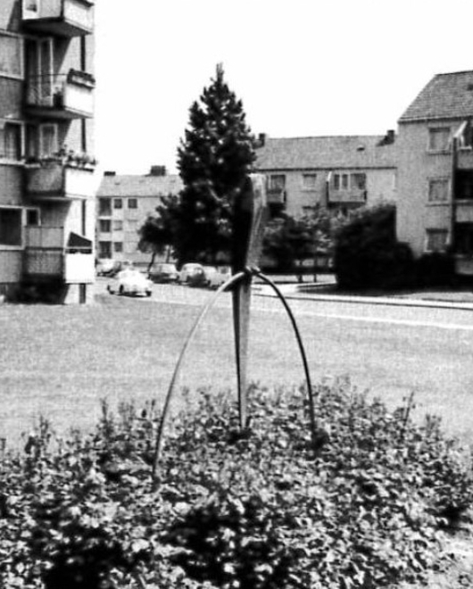 Schwarz-Weiß-Bild mit dem alten Standort der Bronze "Papagei".