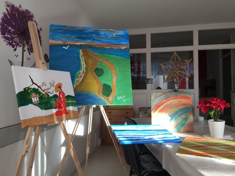 Selbst gemalte Bilder im TRAVE-Treff.