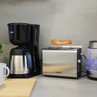 Alles da, was in der Küche gebraucht wird: Kaffeemaschine, Toaster, Wasserkocher.
