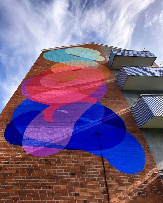 Das Mural aus einer dichten Perspektive von unten.