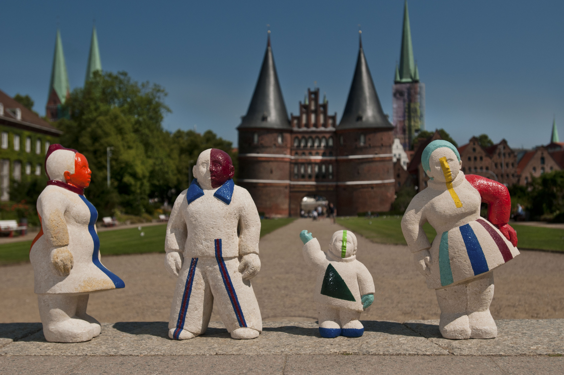 Die vier Figuren des Kunstwerkes "Moislinger Gesellschaft" vor dem Holstentor.