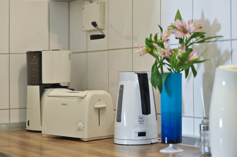 Die Küche ist gut ausgestattet: Kaffeemaschine, Toaster und Wasserkocher beispielhaft im Bild.