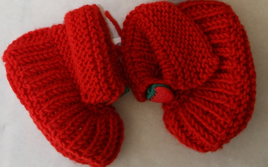 Kreativarbeit: selbst gestrickte Kinder-Schühchen. Kreativarbeit: selbst gestrickte Kinder-Schühchen.