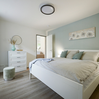 Schlafzimmer der Gästewohnung Schlafzimmer der Gästewohnung mit Doppelbett und Kommode.