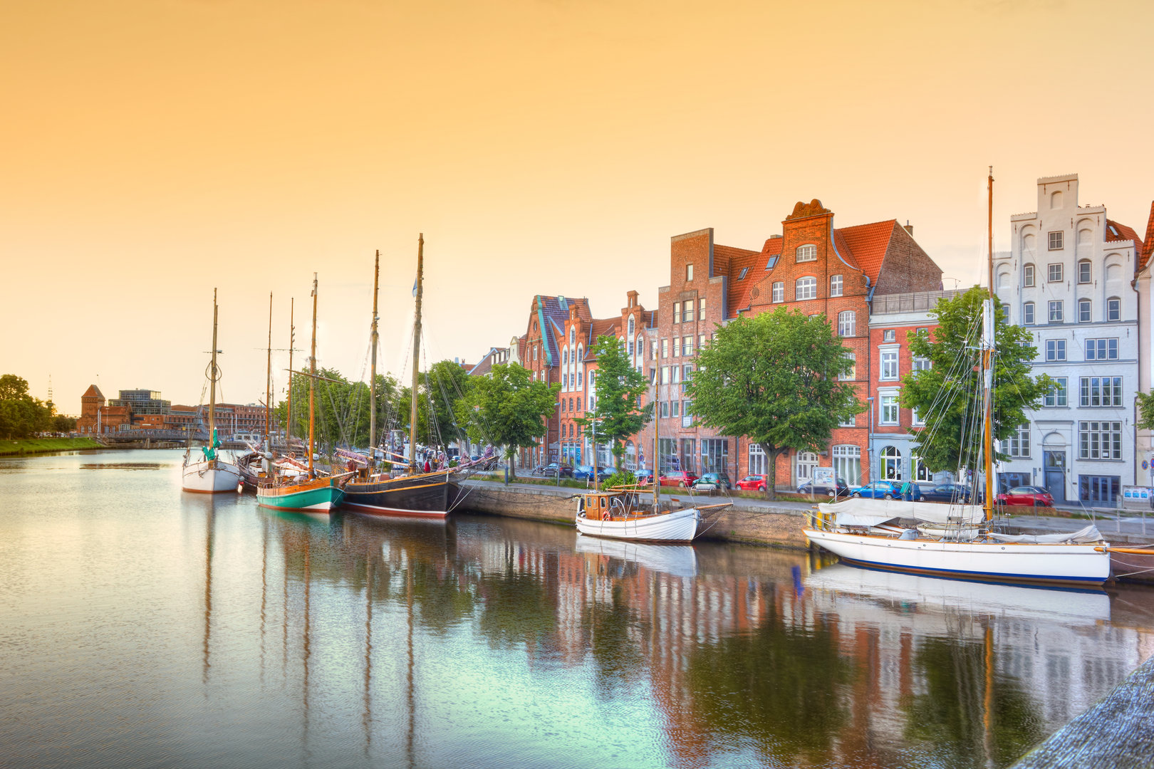 Eine schöne Abendansicht des Traditionshafens und der Straße An der Untertrave in Lübeck.