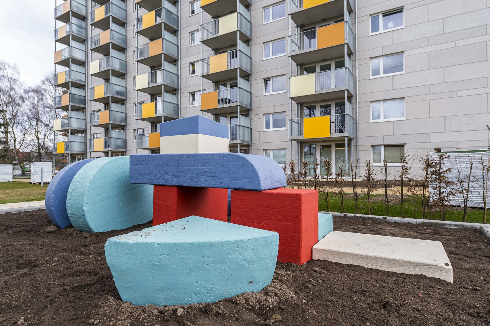 Vor dem sanierten Haus Hasselbreite 3 befindet sich die unbenannte Skulptur von Gerhard Backschat.