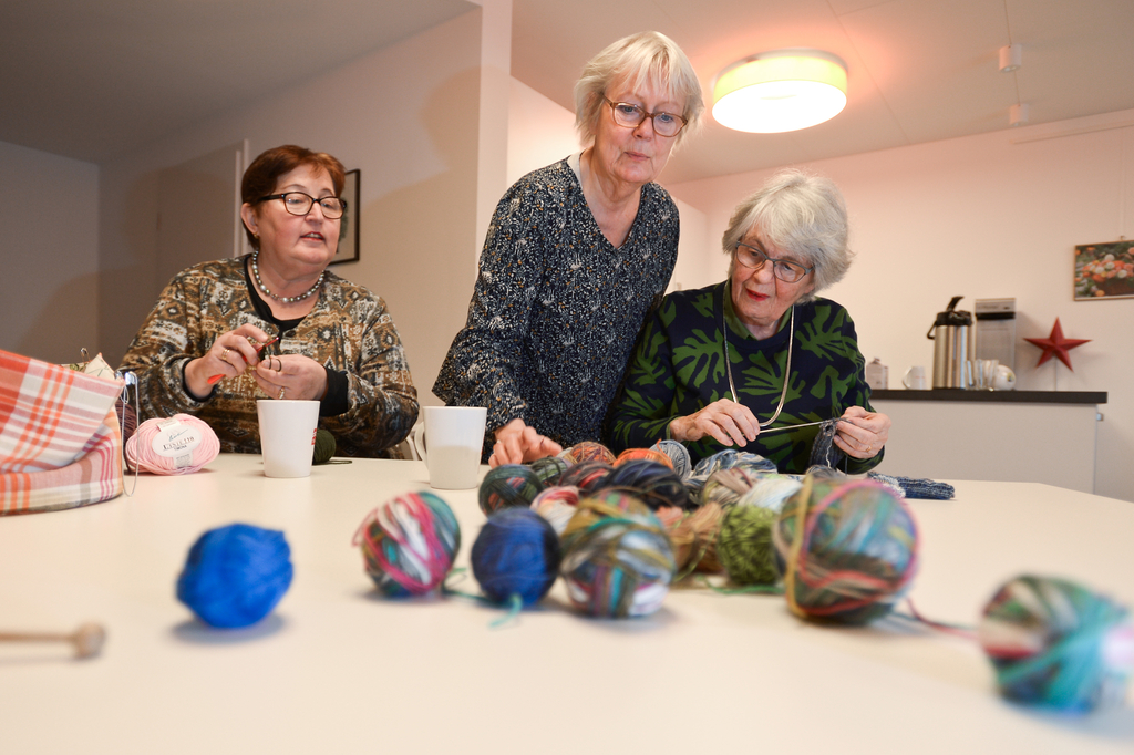 Sehr beliebt: Die Handarbeits- und Kreativzeit im Gemeinschaftsraum. Sehr beliebt: Die Handarbeits- und Kreativzeit im Gemeinschaftsraum. Drei Frauen beim Stricken.